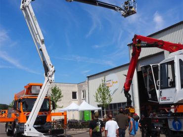 Einige Hubarbeitsbühnen wurden bei der Exkursion des Fachverbandes Baumpflege e.V. von den Aachener Stadtbetrieben ausgefahren.